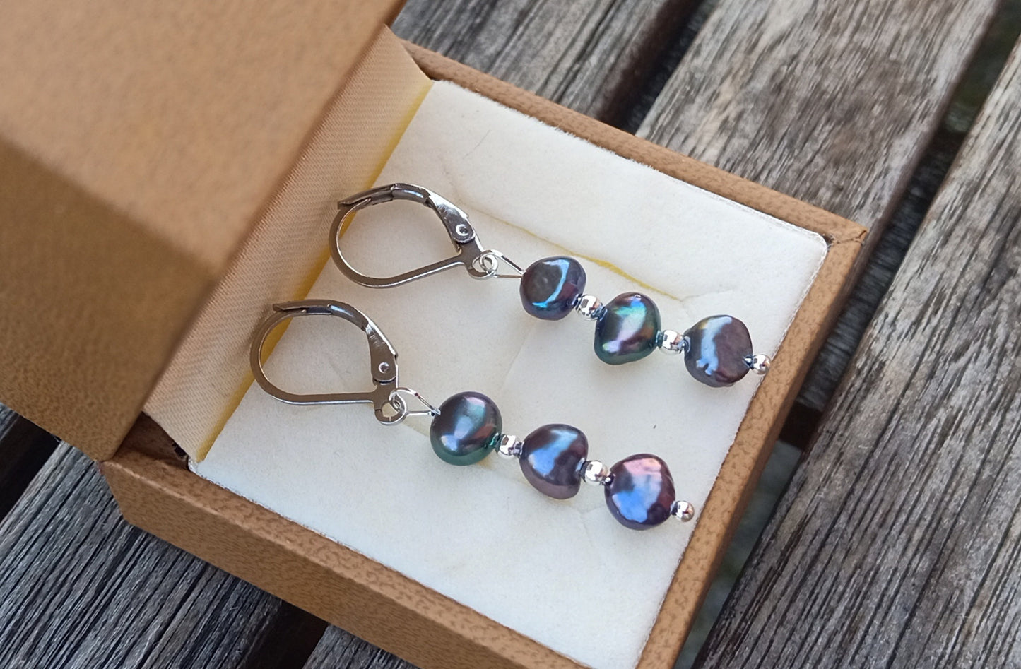 Elegantní visací náušnice s "peacock" říčními perlami