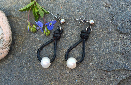 Boho náušnice s říčními perlami na černé kůži – Chirurgická ocel
