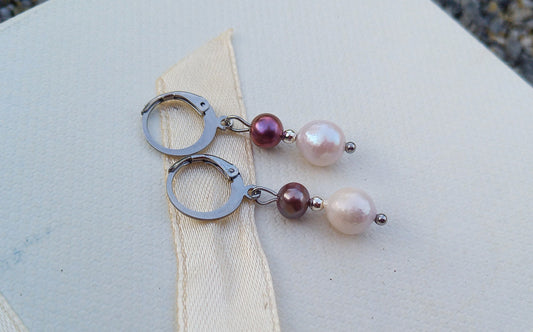 Perlový duet: Náušnice s říčními perlami v odstínech bílé a hnědé