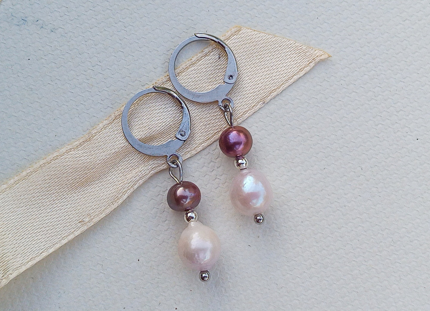 Perlový duet: Náušnice s říčními perlami v odstínech bílé a hnědé