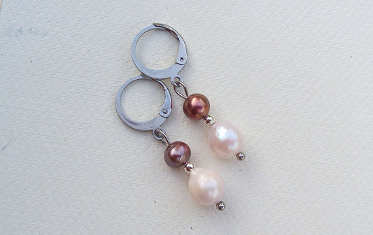 Perlový duet: Náušnice s říčními perlami v odstínech bílé a hnědé