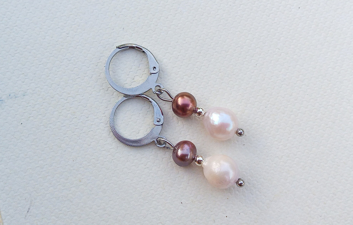 Perlový duet: Náušnice s říčními perlami v odstínech bílé a hnědé