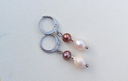 Perlový duet: Náušnice s říčními perlami v odstínech bílé a hnědé