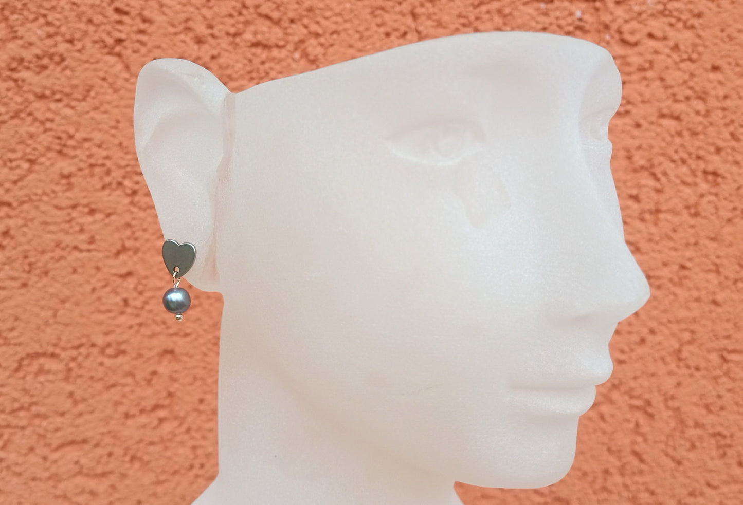 Náušnice s říčními perlami pod srdíčkem z chirurgické oceli