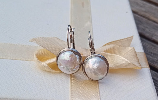 Okouzlující náušnice: Luxus pravých perel a odolnost oceli