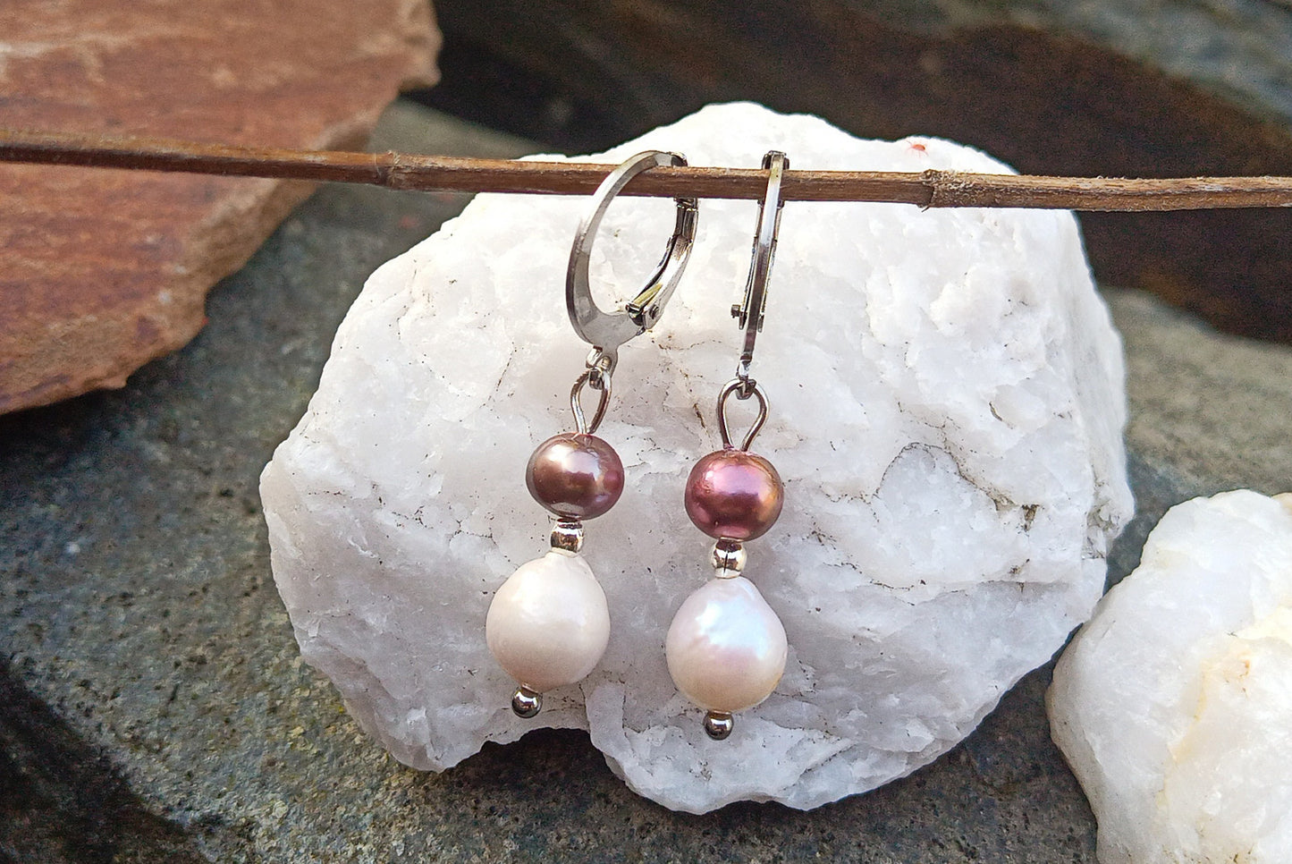 Perlový duet: Náušnice s říčními perlami v odstínech bílé a hnědé