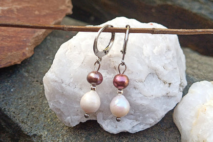 Perlový duet: Náušnice s říčními perlami v odstínech bílé a hnědé