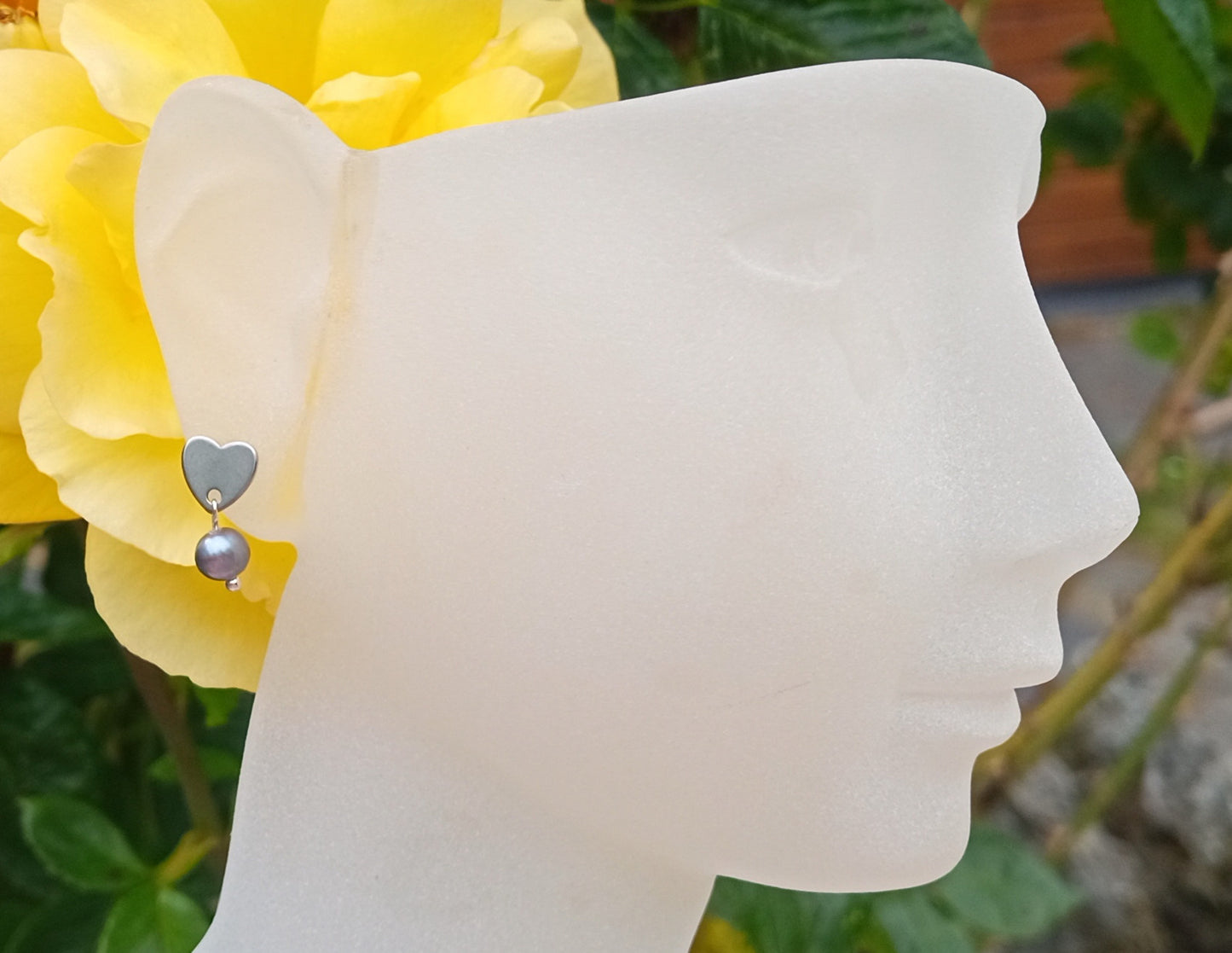 Náušnice s říčními perlami pod srdíčkem z chirurgické oceli