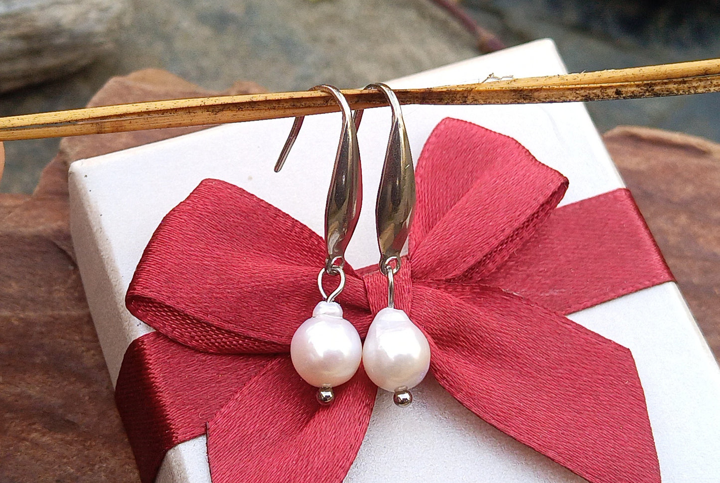 Okouzlující visací náušnice s barokními perlami – esence ženskosti