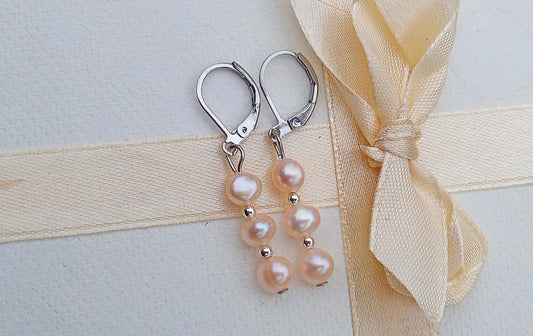 Elegantní visací náušnice z chirurgické oceli s růžovými říčními perlami