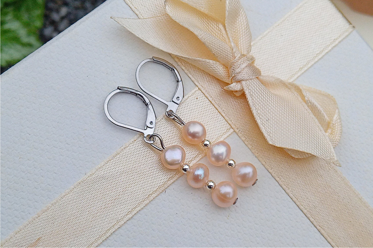 Elegantní visací náušnice z chirurgické oceli s růžovými říčními perlami