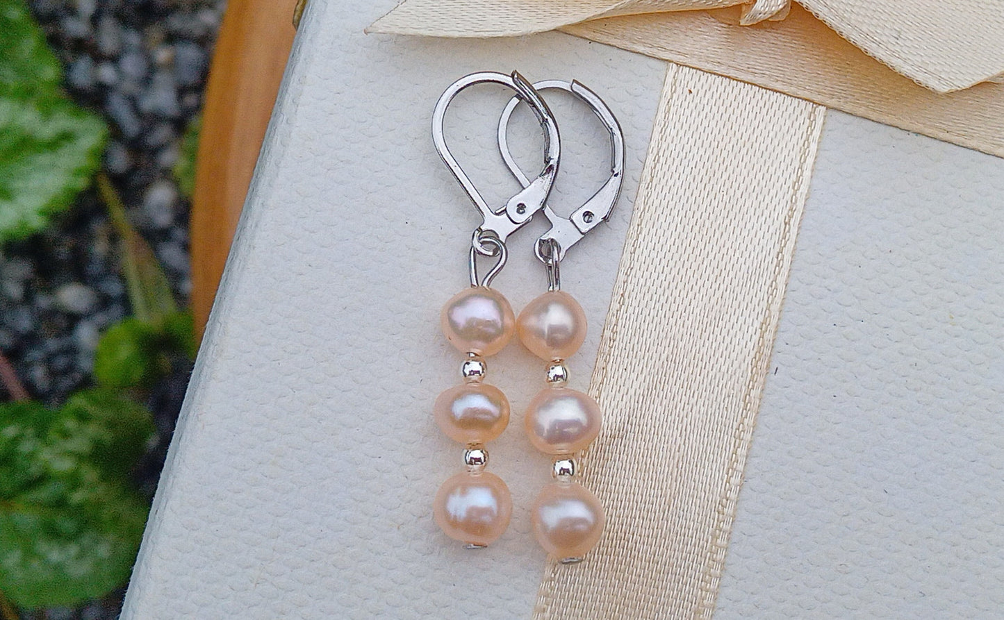 Elegantní visací náušnice z chirurgické oceli s růžovými říčními perlami