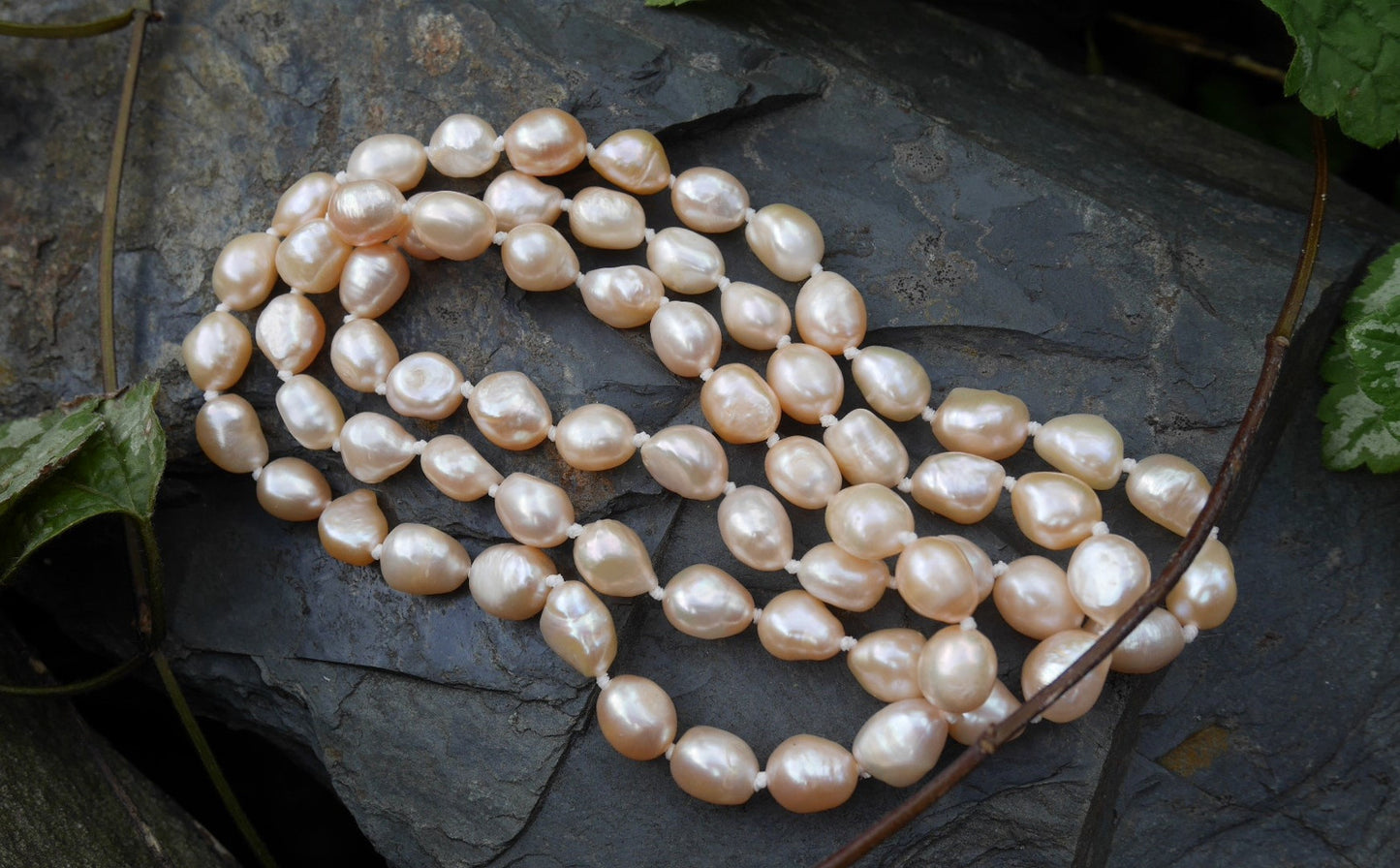 🍑 Broskvová nekonečnost: Variabilní náhrdelník s říčními perlami s uzlíkovou vazbou