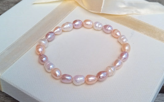 Pružný náramek z říčních perel – barevný mix 8–9 mm