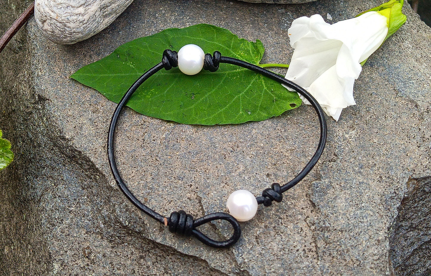 Kožený náramek „Dvě perly“ – Minimalistická elegance