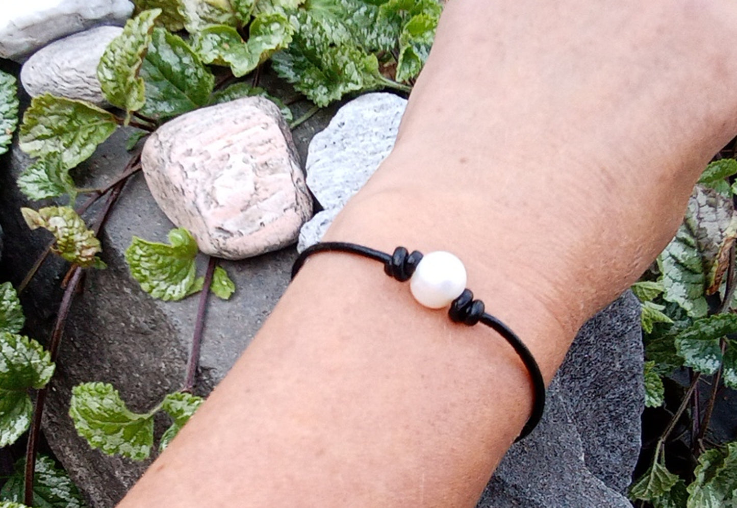 Kožený náramek „Dvě perly“ – Minimalistická elegance