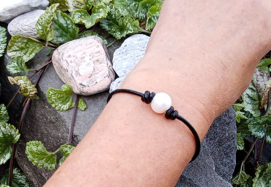 Kožený náramek „Dvě perly“ – Minimalistická elegance