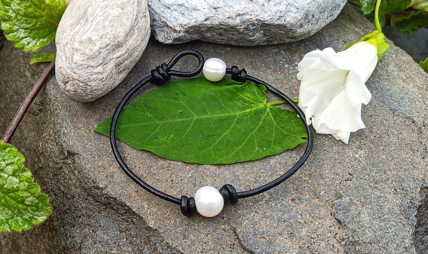 Kožený náramek „Dvě perly“ – Minimalistická elegance