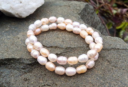 Pružný náramek z říčních perel – barevný mix 8–9 mm