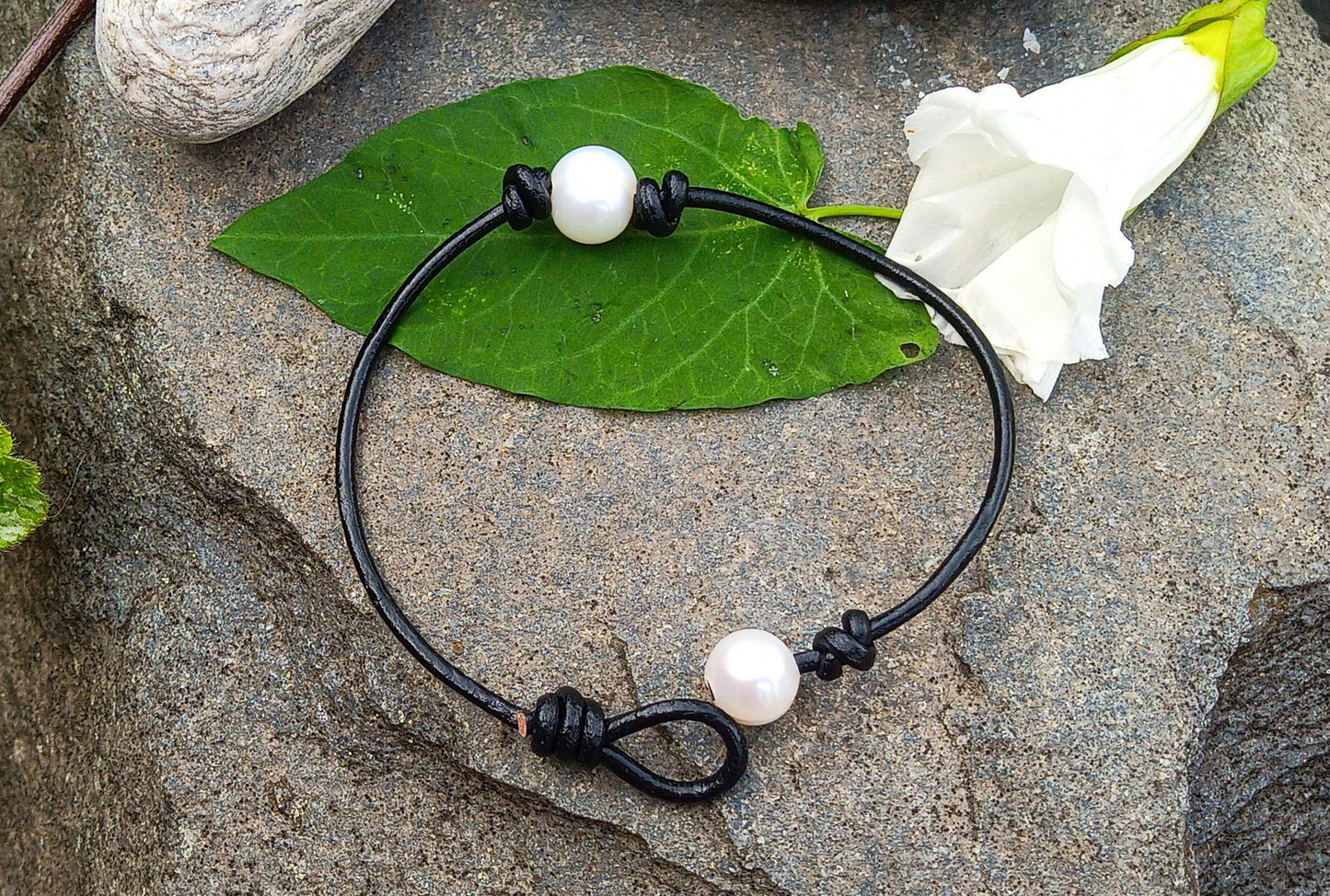 Kožený náramek „Dvě perly“ – Minimalistická elegance