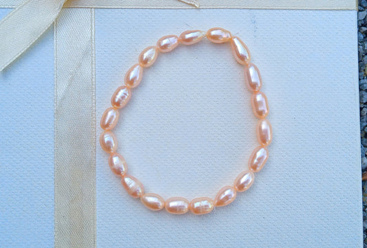 Neodolatelný pružný náramek z lososových říčních perel