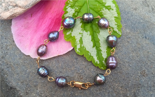 Půlnoční odlesky: Pozlacený náramek s tmavými říčními perlami