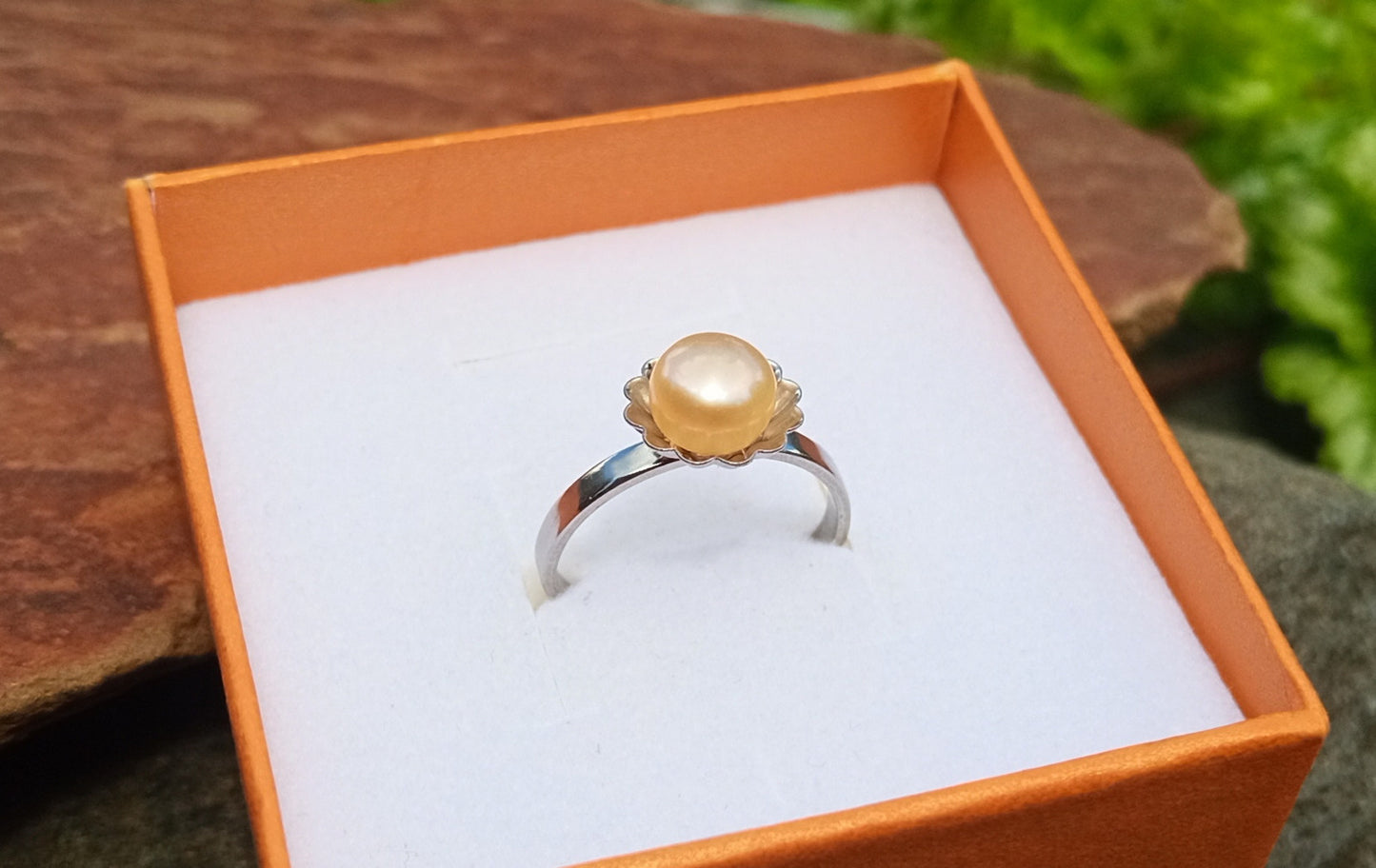 Nadčasový elegantní prsten s pravou říční perlou