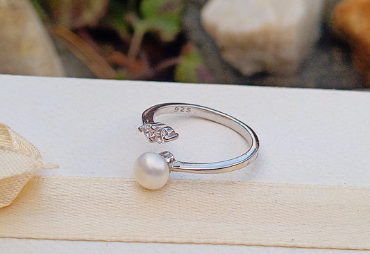 Něžný prsten s říční perlou a zirkony