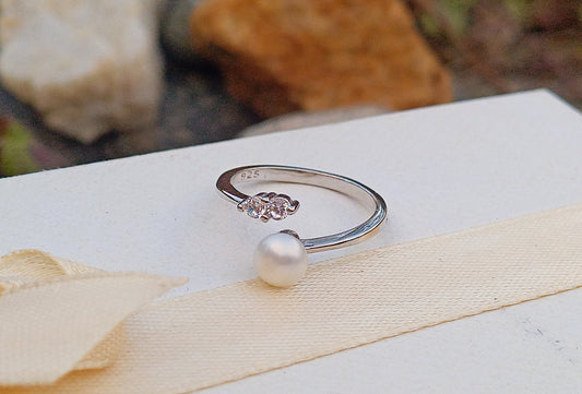Něžný prsten s říční perlou a zirkony