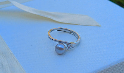Mrazivý minimalismus: Nastavitelný prsten s šedou říční perlou