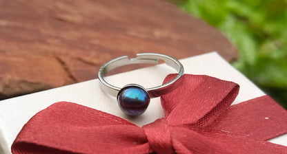 Elegance z hlubin: Prsten s říční tmavě modrou perlou