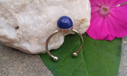 Okouzlující otevřený prsten: Intenzivní modř lapis lazuli