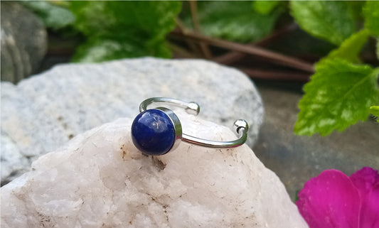 Okouzlující otevřený prsten: Intenzivní modř lapis lazuli