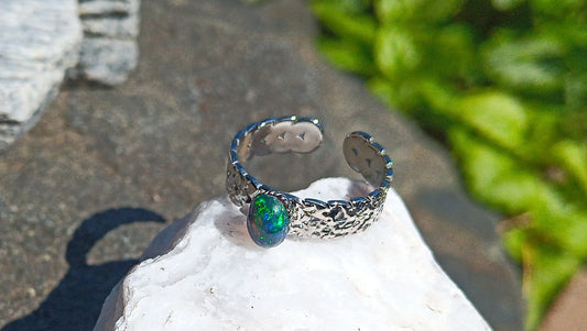 Ocelový prsten s etiopským opálem v texturovaném designu