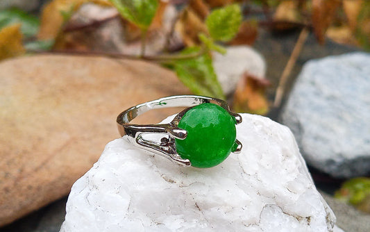 Svěží dotek přírody: Prsten s jadelitovým kabošonem