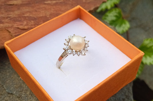 Elegantní prsten s jihomořskou perlou a zirkony