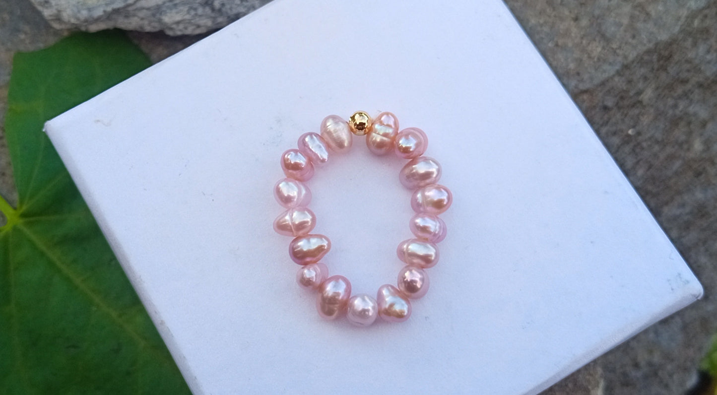 Perlový prstýnek „Luminous Pink“ s pozlaceným detailem
