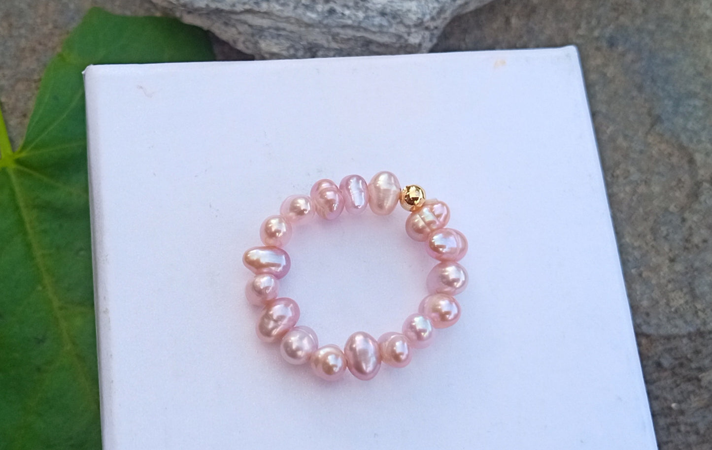 Perlový prstýnek „Luminous Pink“ s pozlaceným detailem