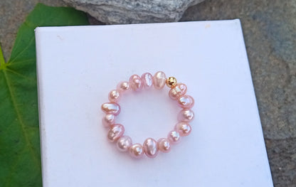 Perlový prstýnek „Luminous Pink“ s pozlaceným detailem