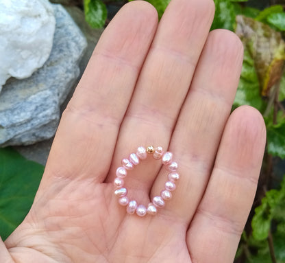 Perlový prstýnek „Luminous Pink“ s pozlaceným detailem