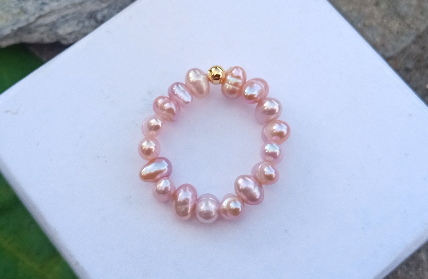Perlový prstýnek „Luminous Pink“ s pozlaceným detailem