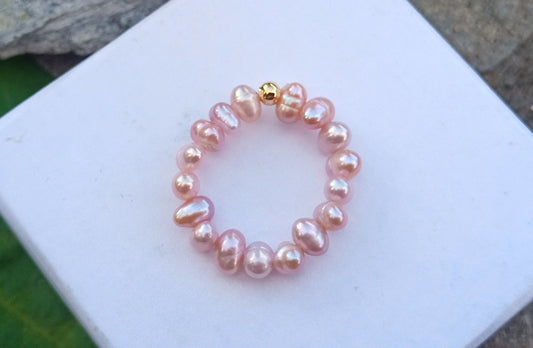 Perlový prstýnek „Luminous Pink“ s pozlaceným detailem