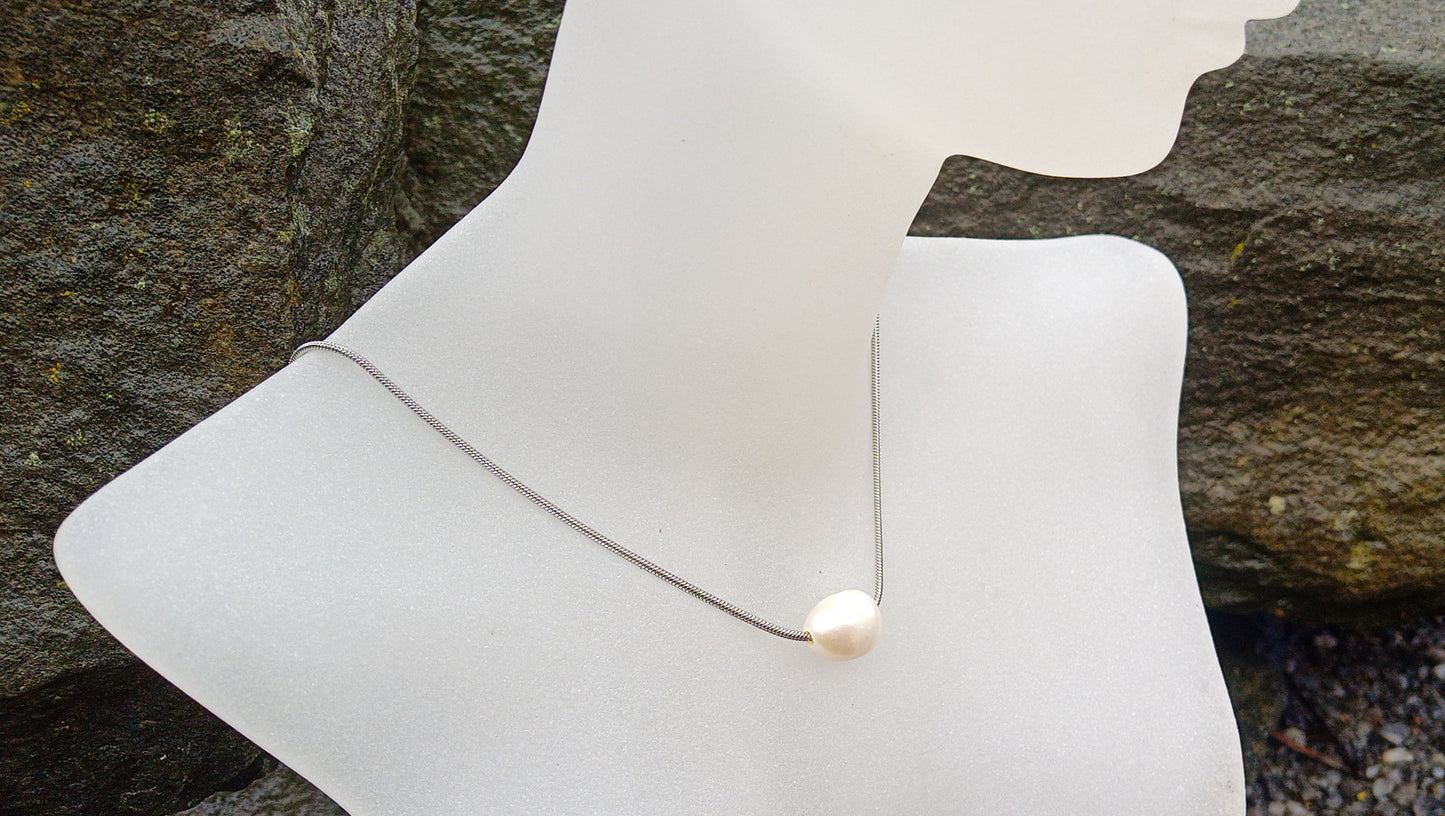 🕊️ Perlová kapka: Minimalistický náhrdelník z chirurgické oceli s říční perlou