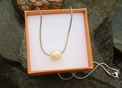 🕊️ Perlová kapka: Minimalistický náhrdelník z chirurgické oceli s říční perlou