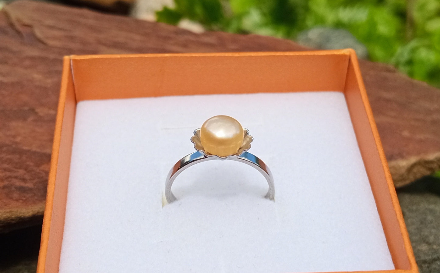 Nadčasový elegantní prsten s pravou říční perlou