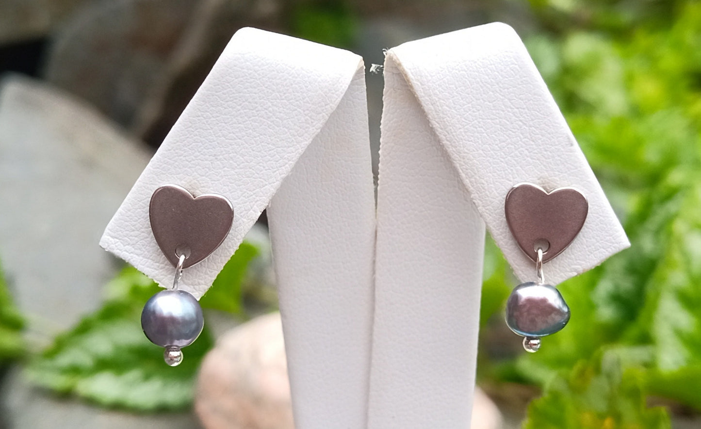 Náušnice s říčními perlami pod srdíčkem z chirurgické oceli