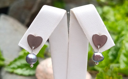 Náušnice s říčními perlami pod srdíčkem z chirurgické oceli