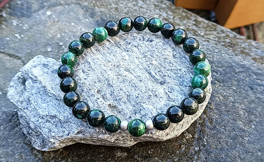 Pružný náramek z broušeného afrického smaragdu s korálky z chirurgické oceli