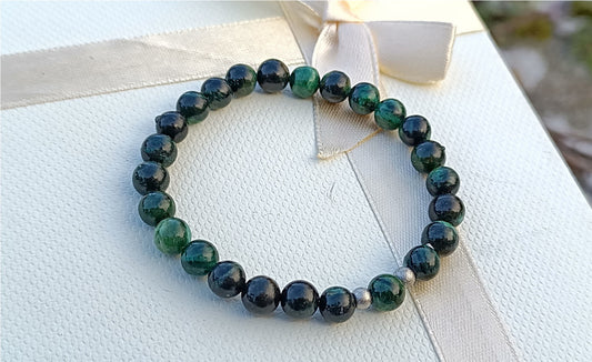 Pružný náramek z broušeného afrického smaragdu s korálky z chirurgické oceli