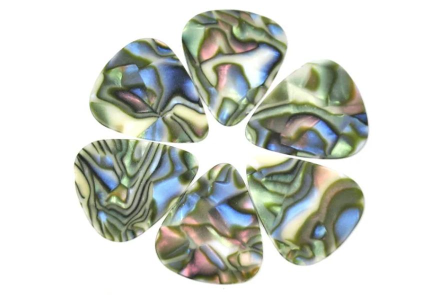 Stylové kytarové trsátko: Imitace abalone perleti